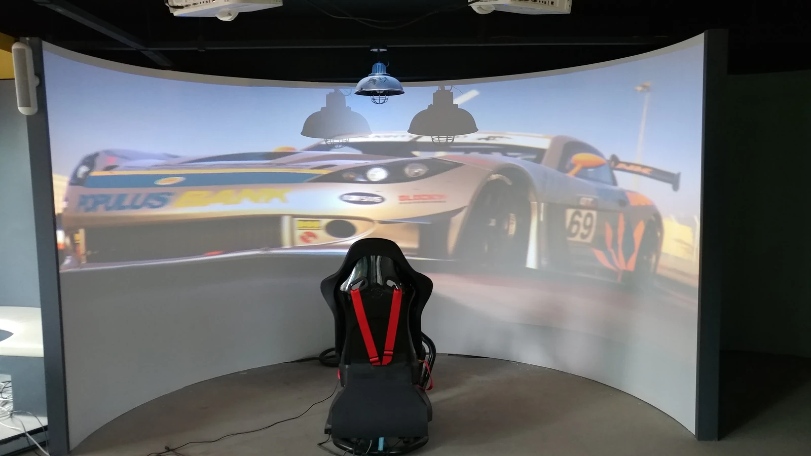 홍대 VR 경험 공간 곡면 스크린